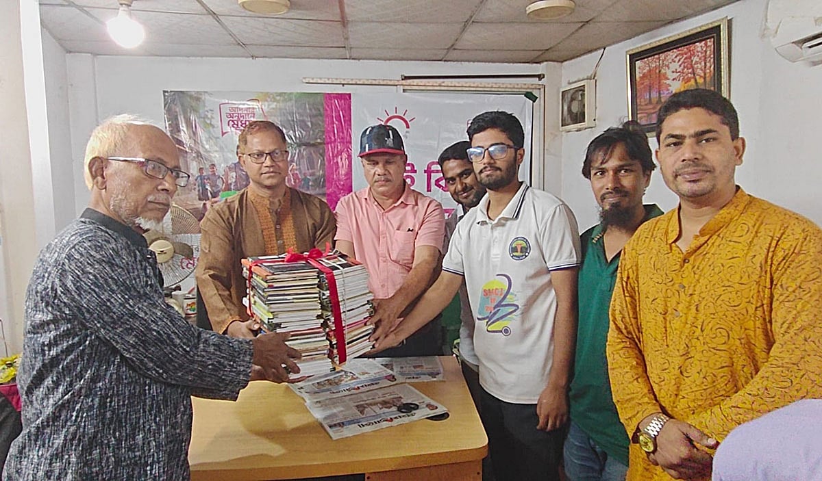 ক্যাপশন: বিকাশ–প্রথম আলো ট্রাস্টের উদ্যোগে বই উপহার পেল জামালপুরের ১৬ টি পাঠাগার