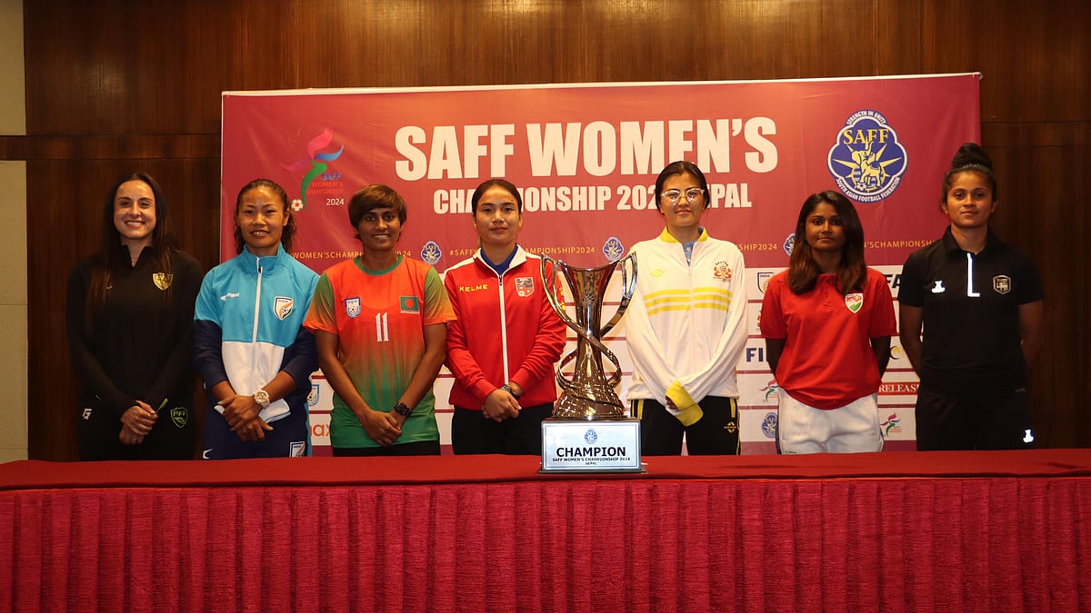 সাফ নারী চ্যাম্পিয়নশিপের ট্রফি সামনে রেখে ৭ অধিনায়ক। গতকাল কাঠমান্ডুতে