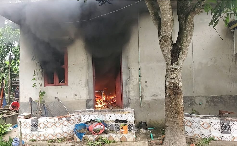 ফরিদপুরের বোয়ালমারী উপজেলার পরমেশ্বরদী ইউনিয়ন পরিষদের (ইউপি) চেয়ারম্যান মান্নান মাতুব্বরের বাড়িতে হামলার পর আগুন দেয় প্রতিপক্ষ