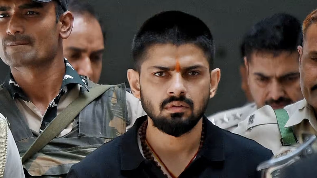 নয়াদিল্লির একটি আদালতে আইনশৃঙ্খলা রক্ষাকারী বাহিনীর সদস্য পরিবেষ্টিত লরেন্স বিষ্ণোই। এপ্রিল ২০২৩