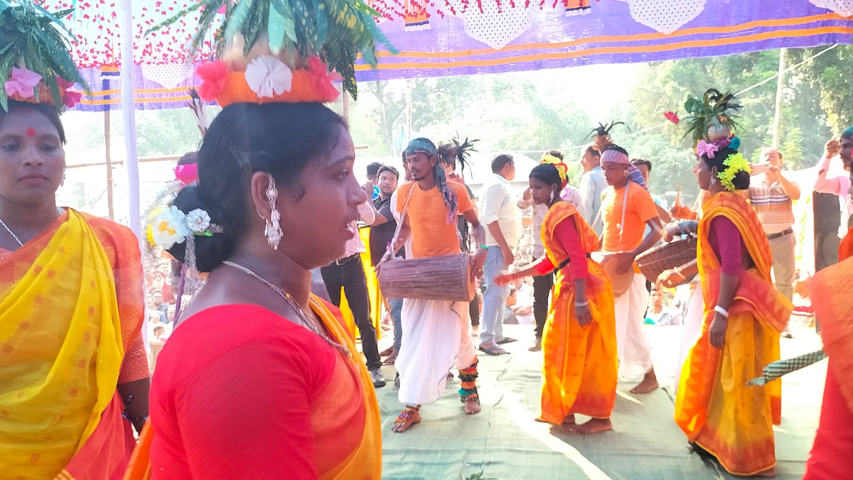 মেলায় দাশাই নৃত্য পরিবেশন করেন সাঁওতাল তরুণ-তরুণীরা। মঙ্গলবার বিকেলে দিনাজপুরের বীরগঞ্জ উপজেলার গোলাপগঞ্জ উচ্চ বিদ্যালয় মাঠে