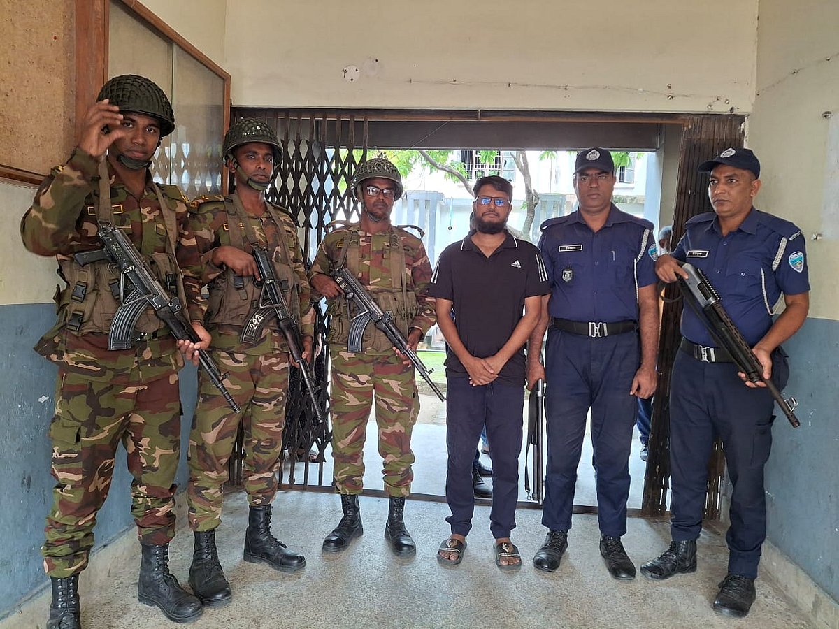 ব্রাহ্মণবাড়িয়া সদর উপজেলার ঘাটুরা এলাকার ভাড়া বাসা থেকে সাকিল আহমেদকে গ্রেপ্তার করে পুলিশের কাছে হস্তান্তর করে সেনাবাহিনীর একটি দল