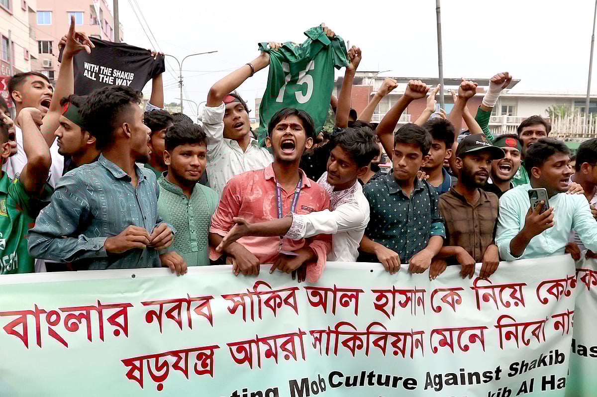 ‘সাকিবিয়ান’ দাবি করে মিরপুর স্টেডিয়ামের সামনে একটি দল সাকিবের পক্ষে দাঁড়িয়েছেন