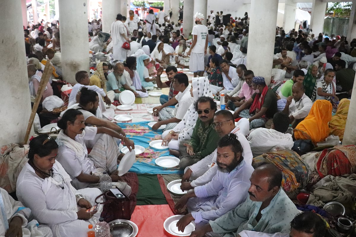 লালন শাহের তিরোধান উপলক্ষে আয়োজিত স্মরণ উৎসবে লাখো মানুষের সমাগম ঘটেছে। শুক্রবার দুপুরে ভক্তদের পূর্ণসেবা গ্রহণের মাধ্যমে শেষ হয় বাউল সাধুদের মূল আনুষ্ঠানিকতা। ছেঁউড়িয়া, কুমারখালী, কুষ্টিয়া, ১৮ অক্টোবর