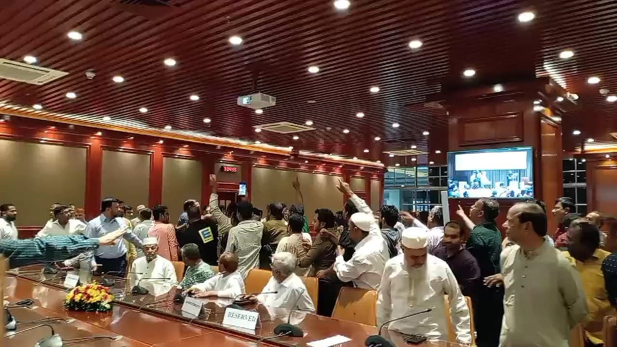 উপদেষ্টার সঙ্গে বৈঠকের আগে চট্টগ্রাম চেম্বারে ব্যবসায়ীদের হট্টগোল। আজ দুপুর তিনটায় ওয়ার্ল্ড ট্রেড সেন্টারে চেম্বার মিলনায়তনে এ ঘটনা ঘটে