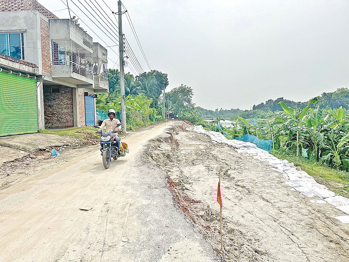 ঝিনাইদহের মহেশপুর উপজেলার খালিশপুর-যাদবপুর ভায়া জিন্নানগর সড়কের মহেশপুর পৌরসভা এলাকার কিছু অংশ ধসে পড়েছে