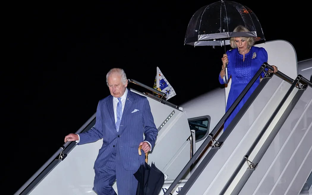 স্ত্রী ক্যামিলাকে নিয়ে গতকাল শুক্রবার রাতে অস্ট্রেলিয়ার সিডনিতে পৌঁছান রাজা চার্লস