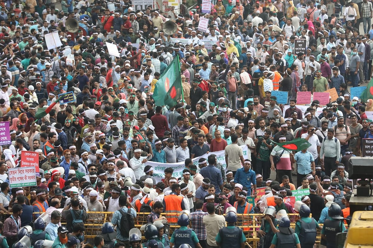 রাজধানীর শাহবাগ মোড় সাত ঘণ্টা অবরোধ করে রাখেন বাংলাদেশ আউটসোর্সিং কর্মচারী কল্যাণ পরিষদের কর্মচারীরা