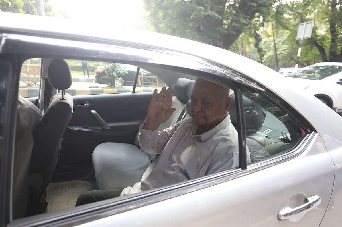 প্রধান উপদেষ্টা ড. মুহাম্মদ ইউনূসের সঙ্গে সংলাপে যোগ দিতে রাষ্ট্রীয় অতিথি ভবন যমুনায় যান ড. কামাল হোসেন। হেয়ার রোড, ঢাকা, ১৯ অক্টোবর