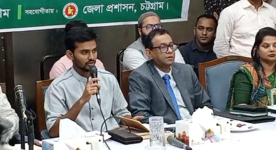 চট্টগ্রামের বিভাগ ও জেলা পর্যায়ের সরকারি কর্মকর্তাদের সঙ্গে বৈঠকে বক্তব্য দেন উপদেষ্টা আসিফ মাহমুদ মাহমুদ সজীব ভূঁইয়া। আজ বেলা সাড়ে ১১টায় নগরের সার্কিট হাউসের সম্মেলন কক্ষে