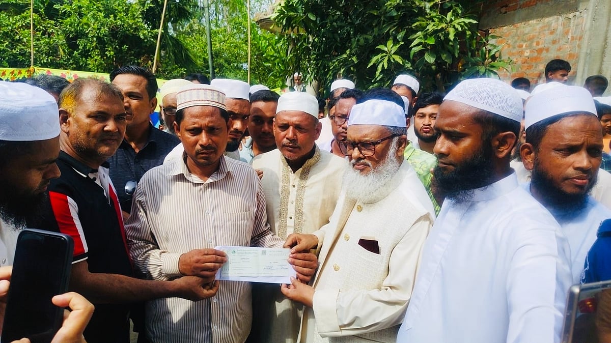 বৈষম্য বিরোধী ছাত্র আন্দোলনে নিহত মোহাম্মদ ওয়াসিমের বাবা শফিউল আলমের হাতে অর্থ সহায়তার চেক হস্তান্তর করছেন ধর্ম উপদেষ্টা আ ফ ম খালিদ হোসেন । আজ দুপুর ১২টার দিকে কক্সবাজারের পেকুয়া উপজেলার সদর ইউনিয়নের বাঘগুজারা বাজারপাড়া এলাকায়
