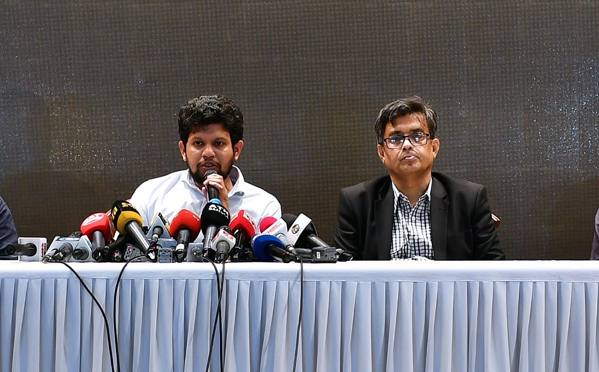 প্রধান উপদেষ্টার সঙ্গে রাজনৈতিক দলগুলোর সংলাপ শেষে বিশেষ সহকারী মাহফুজ আলম সংবাদ সম্মেলনে বক্তব্য দেন। সেখানে তিনি সাংবাদিকদের প্রশ্নের উত্তরে আওয়ামী লীগ ও তার মিত্রদের নির্বাচনে অংশগ্রহণ থেকে বিরত রাখা নিয়ে কথা বলেন। পাশে প্রধান উপদেষ্টার প্রেসসচিব শফিকুল আলম। ফরেন সার্ভিস একাডেমি, ঢাকা, ১৯ অক্টোবর