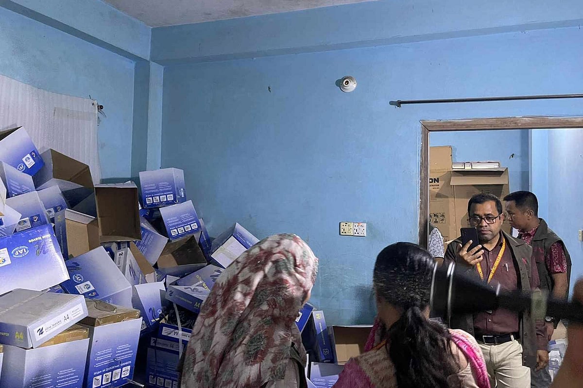 চট্টগ্রাম সিটি করপোরেশনের সাবেক প্যানেল মেয়র ও রামপুর ওয়ার্ড কাউন্সিলর আবদুস সবুর ও তাঁর ভাই আবদুল মান্নানের নকল সিগারেটের গুদামে অভিযান চালায় কাস্টমস গোয়েন্দা, কাস্টমস, এক্সাইজ ও ভ্যাট কমিশনারেটের সমন্বিত একটি দল। এ সময় গুদাম সিলগালা করে দেওয়া হয়