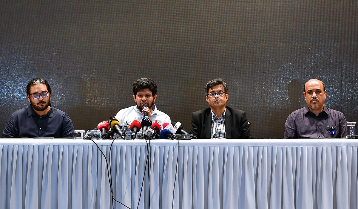 ঢাকায় ফরেন সার্ভিস একাডেমিতে শনিবার প্রধান উপদেষ্টার বিশেষ সহকারী মো. মাহফুজ আলম ও প্রেস সচিব শফিকুল আলম সমসাময়িক বিষয় নিয়ে সংবাদ সম্মেলন করেন