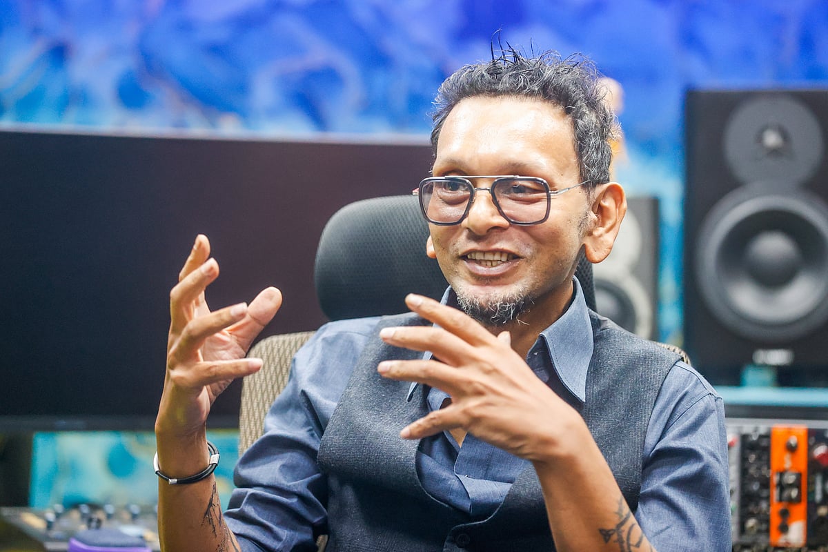 অর্থহীনের প্রতিষ্ঠাতা, বেজ গিটারিস্ট, ভোকালিস্ট সাইদুস সালেহীন খালেদ সুমন