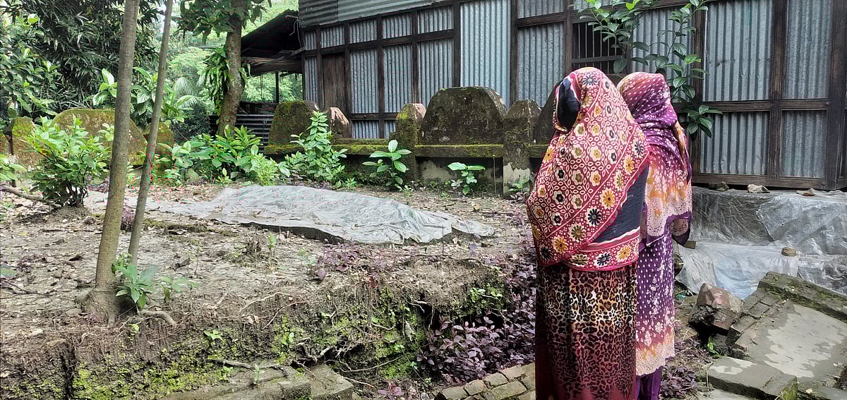 শরীয়তপুরের নড়িয়া উপজেলার দক্ষিণ মগর গ্রামে বৈষম্যবিরোধী ছাত্র আন্দোলনে নিহত আল আমীনের মা ও বোন কবরের পাশে দাঁড়িয়ে কাঁদছেন। গতকাল শনিবার সকালে