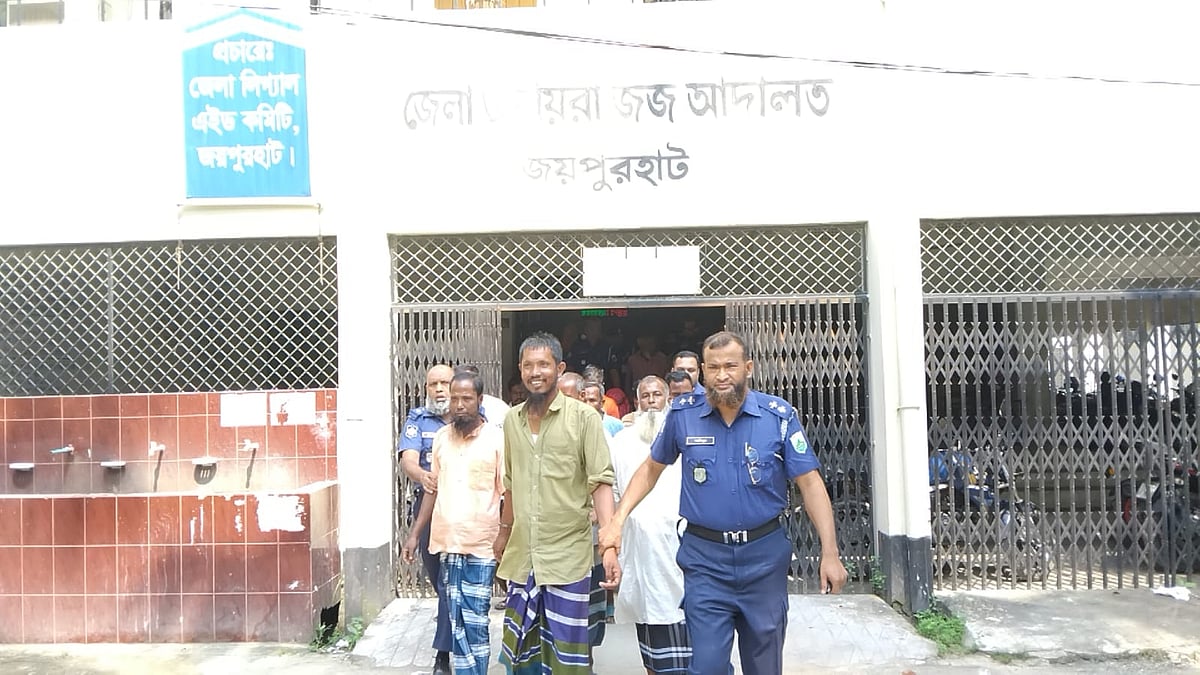 আসামিদের আদালত থেকে কারাগারে নেওয়া হচ্ছে