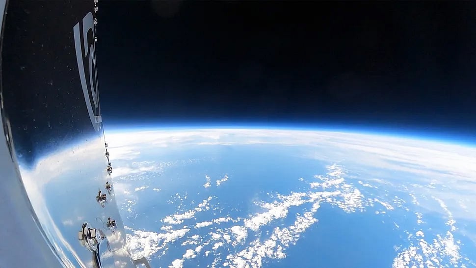 বায়ুমন্ডলের স্ট্র্যাটোস্ফিয়ারে স্পেস পারস্পেকটিভের পরীক্ষামূলক মানববিহীন ক্যাপসুল ‘এক্সেলসিওর’ থেকে গত সেপ্টম্বরে তোলা ছবি