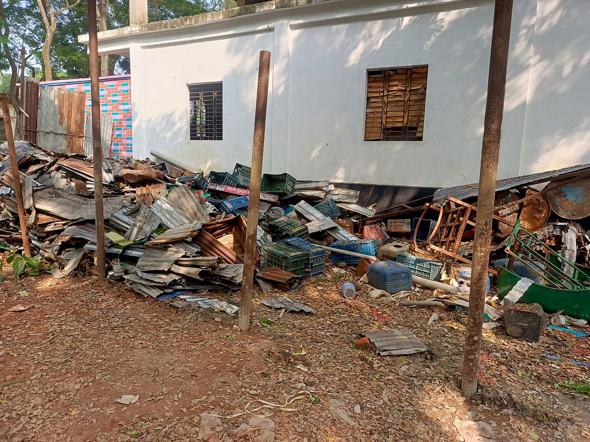 নোয়াখালীর সুবর্ণচর উপজেলায় চাঁদা না পেয়ে দোকান ও বসতঘর ভাঙচুর করে দুর্বৃত্তরা। গতকাল দুপুরে চর জুবলি ইউনিয়নের পাংখার বাজার এলাকায়