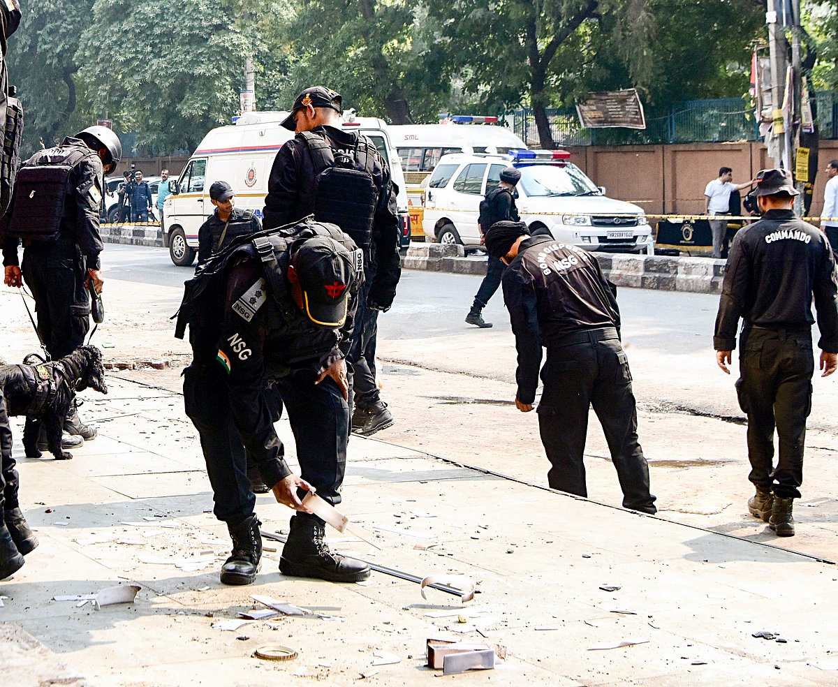 বিস্ফোরণস্থলে জাতীয় নিরাপত্তা গার্ডের (এনএসজি) সদস্যরা। নয়াদিল্লির সেন্ট্রাল রিজার্ভ পুলিশ ফোর্স (সিআরপিএফ) স্কুলের বাইরে, ২০ অক্টোবর ২০২৪