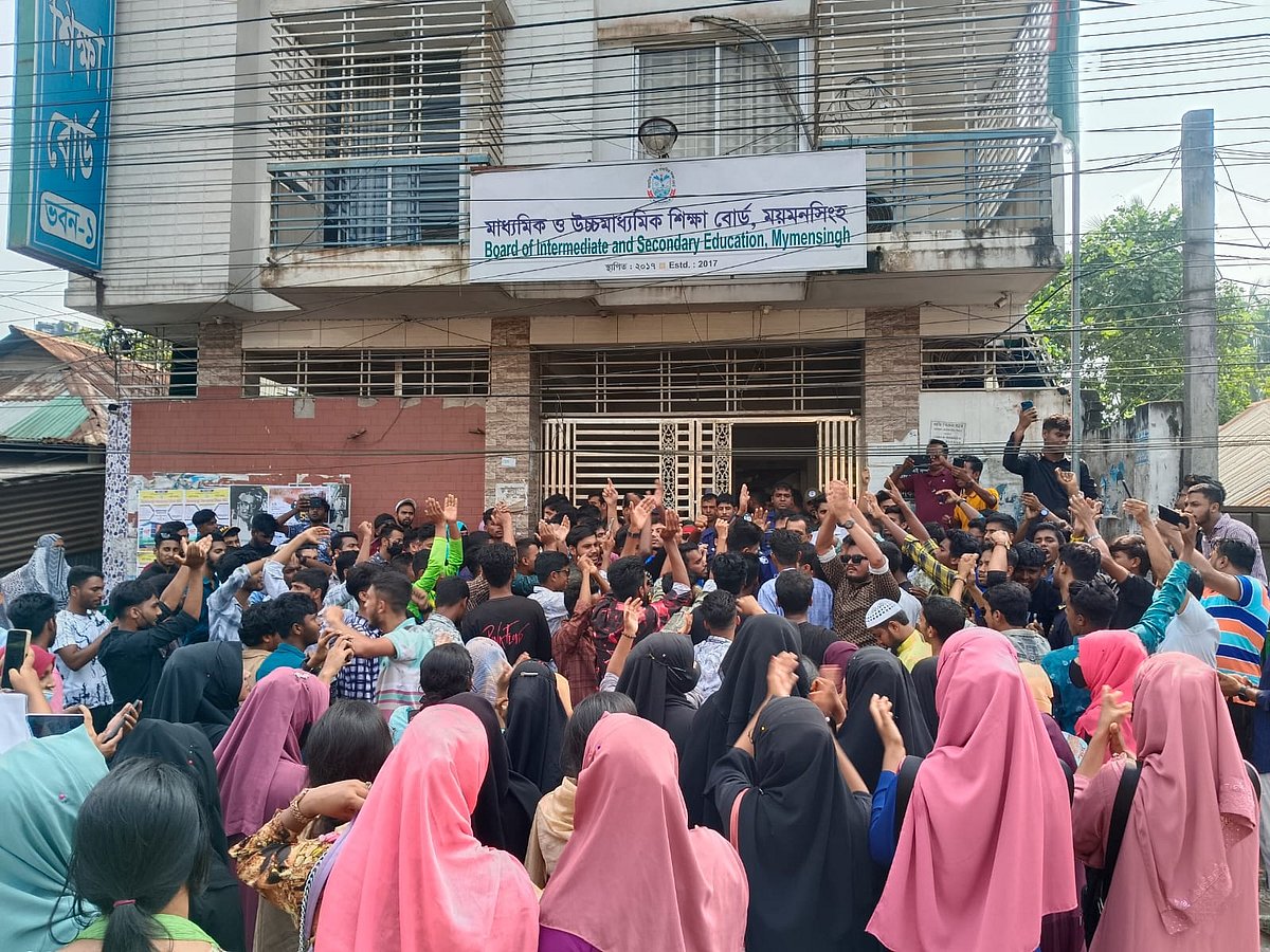 ময়মনসিংহে এইচএসসির ফলাফল প্রত্যখ্যান করে অকৃতার্য শিক্ষার্থীরা শিক্ষাবোর্ড ঘেরাও করে। রোববার দুপুরে