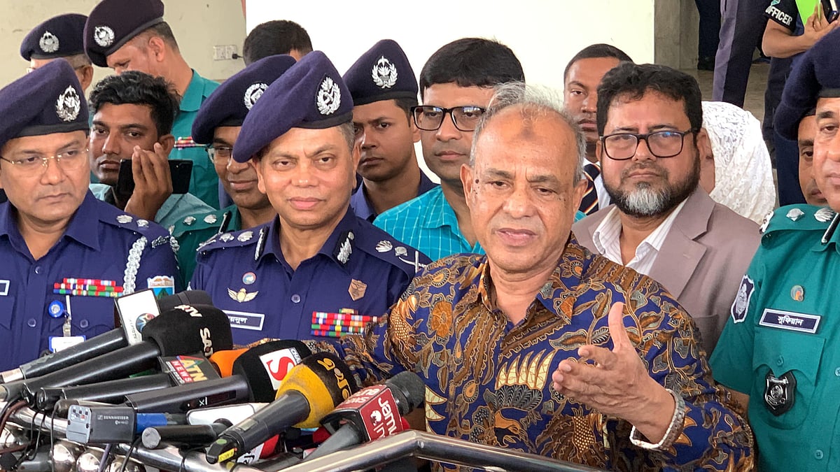 রাজশাহী মেট্রোপলিটন পুলিশের সদর দপ্তরে সাংবাদিকদের ব্রিফিং করেন স্বরাষ্ট্র উপদেষ্টা লে. জেনারেল (অব.) মো. জাহাঙ্গীর আলম চৌধুরী। রোববার দুপুরে