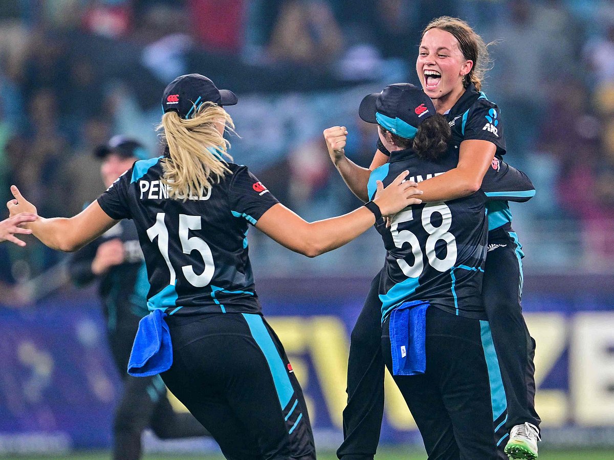বিশ্ব চ্যাম্পিয়ন হওয়ার পর নিউজিল্যান্ডের মেয়েদের উল্লাস