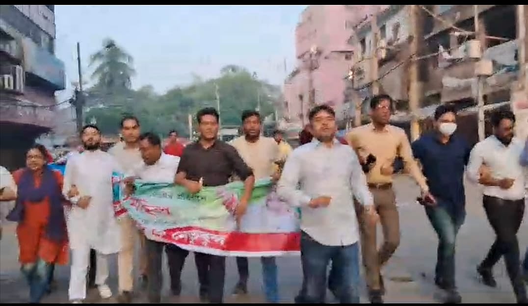 আওয়ামী লীগ সভাপতি শেখ হাসিনার বিরুদ্ধে করা মামলা প্রত্যাহারের দাবিতে বিক্ষোভ মিছিল করেছেন ছাত্রলীগের সাবেক নেতারা। আজ সকালে বঙ্গবন্ধু অ্যাভিনিউয়ে