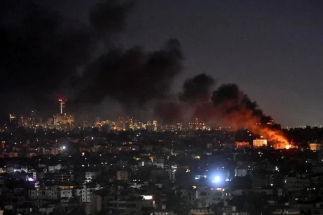 বৈরুতের দক্ষিণের শহরতলিতে রোববার রাতে ইসরায়েলের হামলার পর ধোঁয়া উড়তে দেখা যাচ্ছে