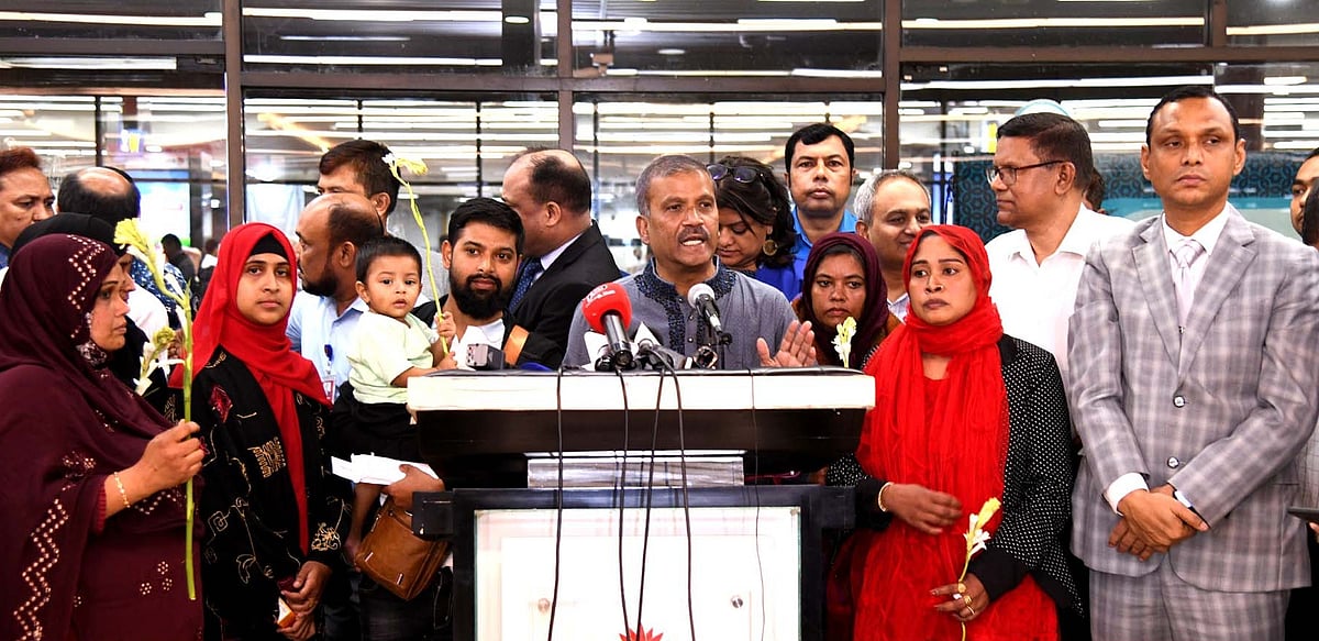 যুদ্ধ পরিস্থিতির মধ্যে লেবানন থেকে প্রবাসী বাংলাদেশিদের ফেরাতে সরকারি উদ্যো নিয়ে সংবাদ ব্রিফিং করেন প্রবাসীকল্যাণ ও বৈদেশিক কর্মসংস্থান মন্ত্রণালয়ের উপদেষ্টা আসিফ নজরুল। হজরত শাহজালাল আন্তর্জাতিক বিমানবন্দর, ঢাকা, ২১ অক্টোবর