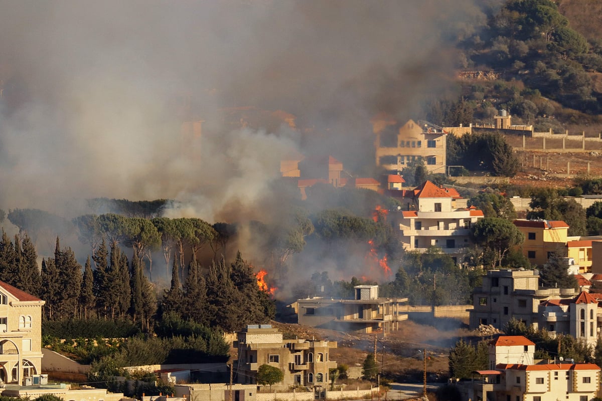 লেবাননের খিয়াম গ্রামে ইসরায়েলের বোমা হামলার পর কয়েকটি ভবনে আগুন ধরে যায়