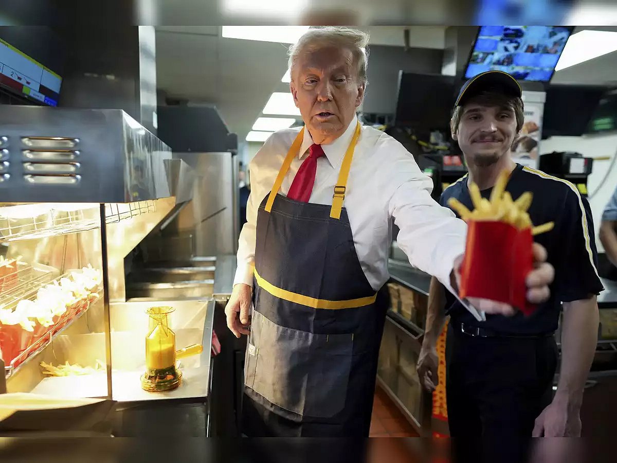 ফ্রেঞ্চ ফ্রাই হাতে ডোনাল্ড ট্রাম্প। ২০ অক্টোবর, ফিলাডেলফিয়ায়