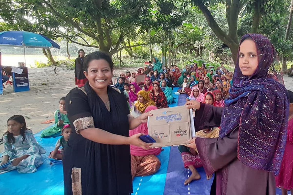ইন্টারনেট বিষয়ে খুঁটিনাটি জানতে ও শিখতে উঠান বৈঠকে এসেছিলেন সাবানা সুলতানা, জিতেছেন পুরস্কার। রাজশাহী দুর্গাপুর উপজেলার দেলুয়াবাড়ি ইউনিয়ন