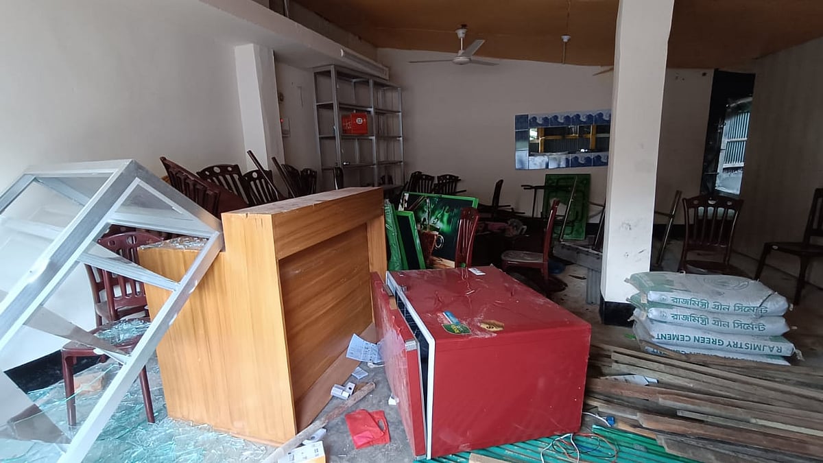 চট্টগ্রাম বিশ্ববিদ্যালয়ের রেলস্টেশনে একটি দোকান ভঙচুর করা হয়। আজ বেলা ১২টায় তোলা।