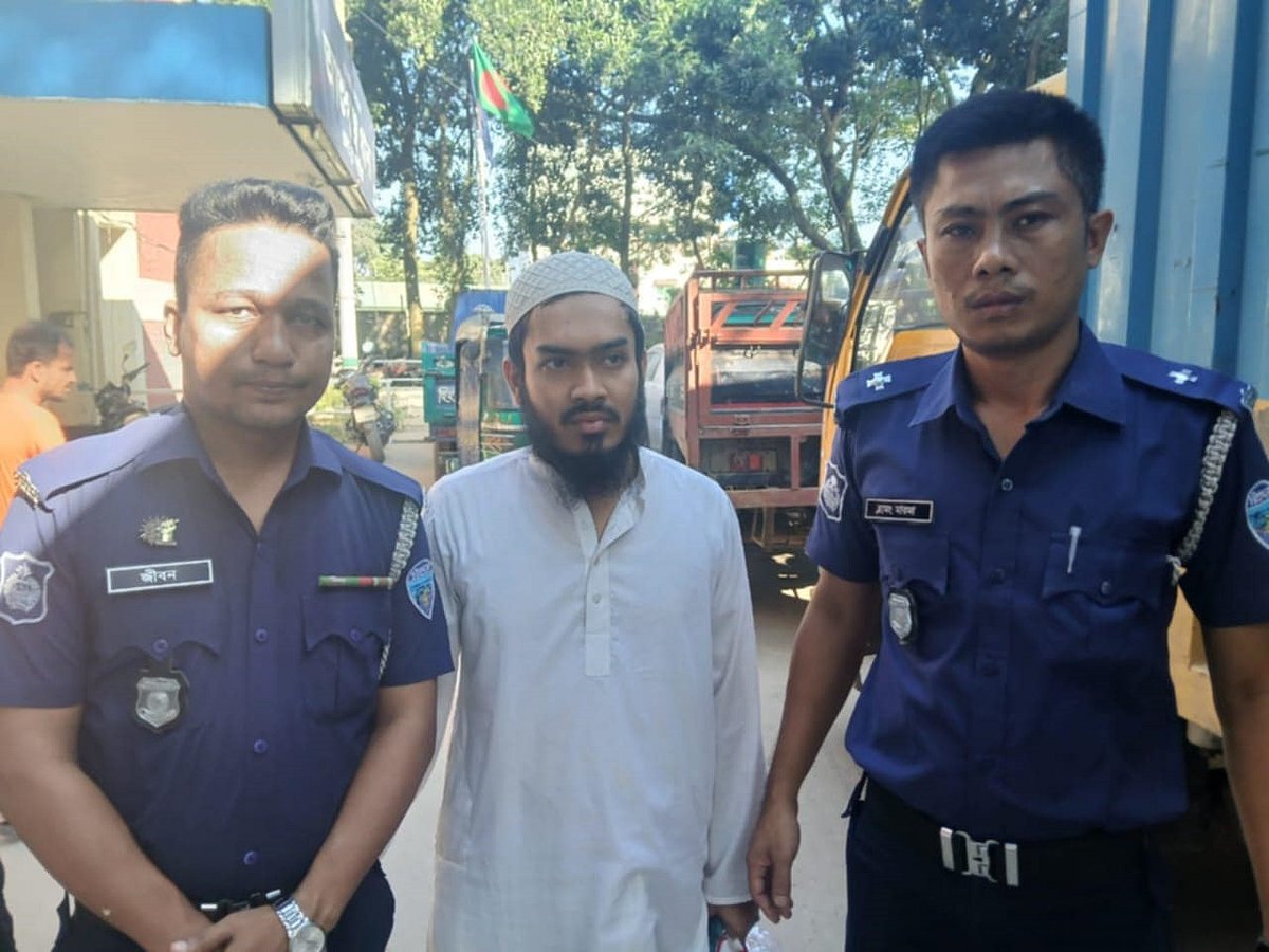 ব্রাহ্মণবাড়িয়ার আশুগঞ্জ উপজেলায় মেয়াদোত্তীর্ণ ওষুধ খেয়ে শিশুর মৃত্যুর ঘটনায় গ্রেপ্তার ফার্মেসিমালিক মোস্তাকিম মোল্লা। মঙ্গলবার দুপুরে