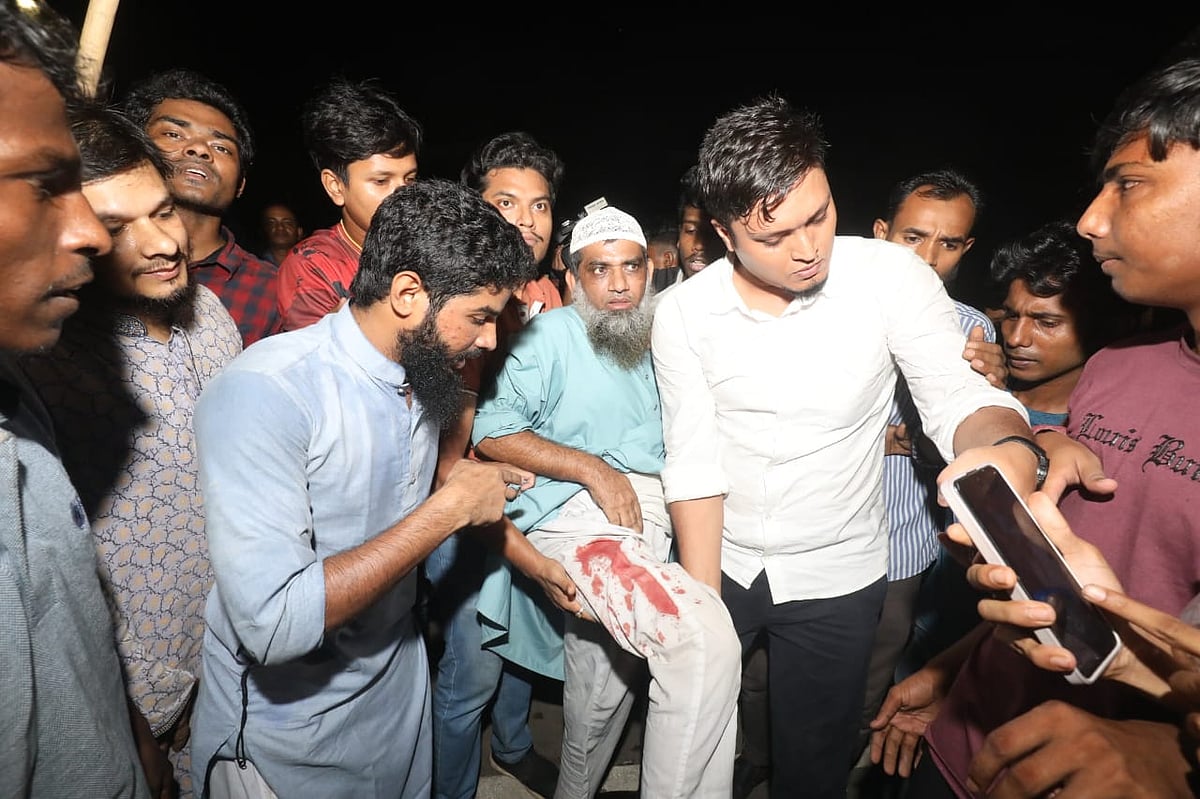 আহত একজনকে ঘটনাস্থল থেকে সরিয়ে নেওয়া হচ্ছে। আজ মঙ্গলবার রাতে বঙ্গভবনের সামনে