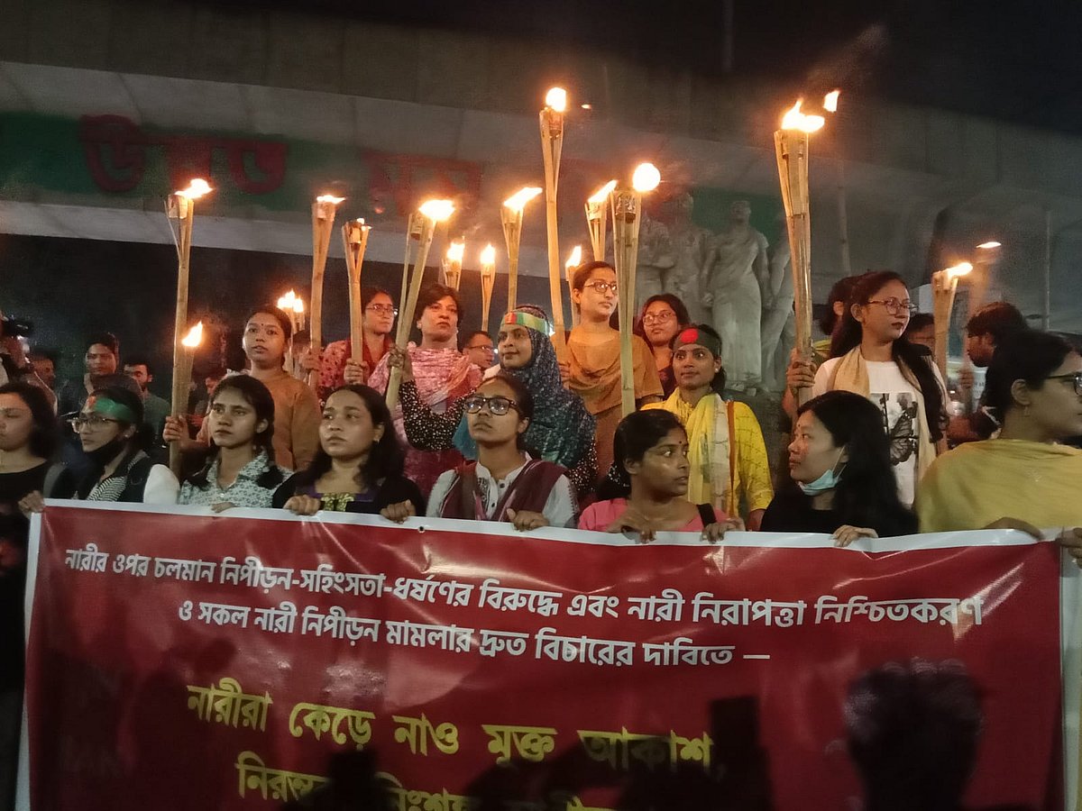 ঢাকা বিশ্ববিদ্যালয়ের রাজু ভাস্কর্যের সামনে বিক্ষোভ সমাবেশ করেন নারী শিক্ষার্থীরা। ঢাকা, ২২ অক্টোবর