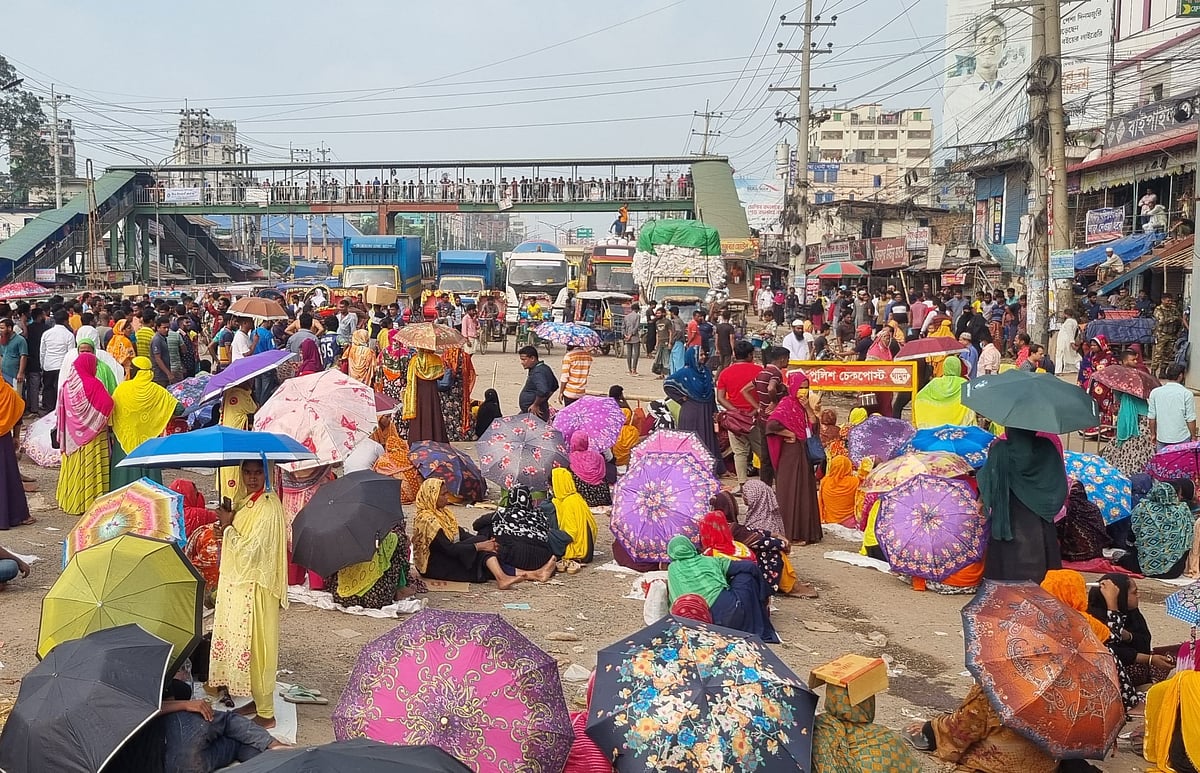 কারখানা চালু ও বকেয়া বেতনের দাবিতে সাভারের আশুলিয়ার বাইপাইল মোড়ে নবীনগর–চন্দ্রা মহাসড়ক অবরোধ করেছেন তৈরি পোশাক কারখানার শ্রমিকেরা