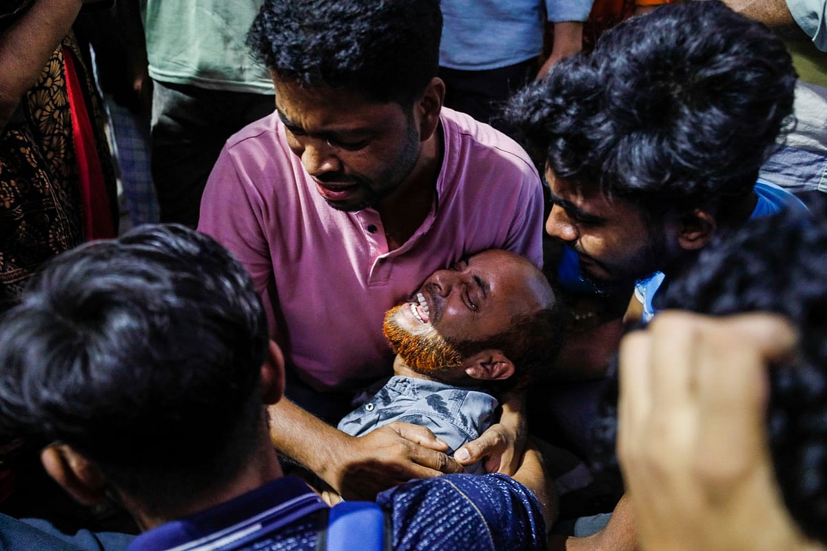 সন্ত্রাসীদের গুলিতে নিহত হয় আফতাব উদ্দীনের বাবা ছেলের লাশ দেখে কান্নায় ভেঙে পড়েন। গতকাল সন্ধ্যা ৬টায় চট্টগ্রাম মেডিকেল কলেজের জরুরি বিভাগের সামনে