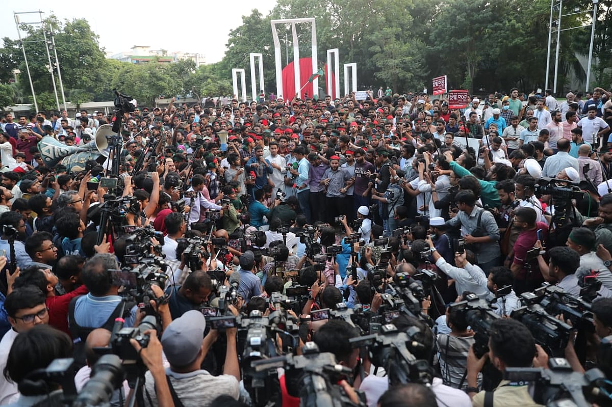 বৈষম্যবিরোধী ছাত্র আন্দোলনের গণজমায়েত কর্মসূচিতে অংশ নেন নেতা-কর্মীরা। আজ মঙ্গলবার কেন্দ্রীয় শহীদ মিনারে।