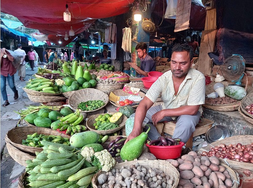 গাইবান্ধা জেলার বিভিন্ন হাটবাজারে এক সপ্তাহের ব্যবধানে নানা ধরনের সবজির দাম বেড়েছে। গতকাল শহরের পুরাতন বাজারে। ছবি: প্রথম আলো