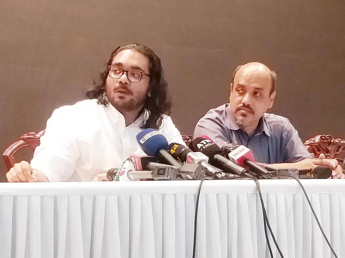 প্রধান উপদেষ্টার প্রেস উইং আয়োজিত সংবাদ সম্মেলনে বক্তব্য দিচ্ছেন উপ–প্রেস সচিব অপূর্ব জাহাঙ্গীর। এ সময় উপস্থিত ছিলেন আরেক উপ–প্রেস সচিব মোহাম্মদ আবুল কালাম আজাদ মজুমদার। আজ মঙ্গলবার সন্ধ্যায় রাজধানীর ফরেন সার্ভিস একাডেমিতে