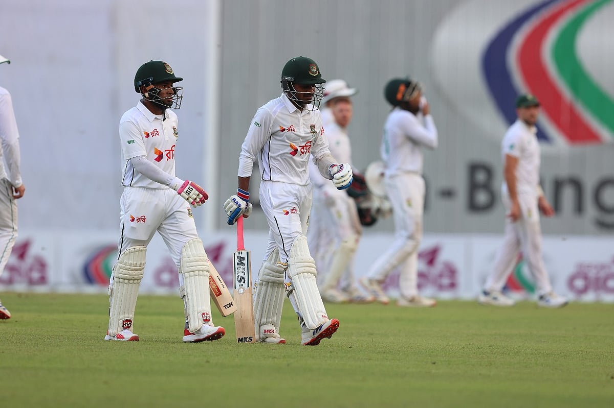 আলোকস্বল্পতায় দ্বিতীয় দিনের খেলা কিছুক্ষণ আগেই শেষ হয়