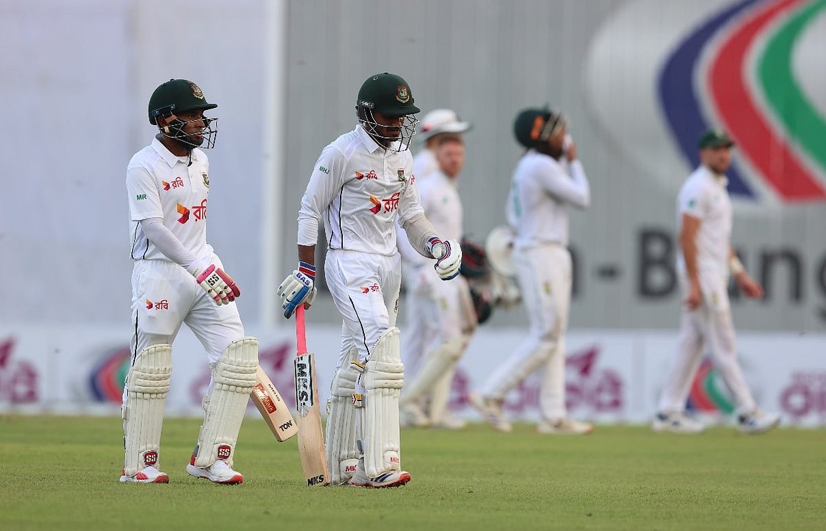 দ্বিতীয় দিন শেষে মাঠ ছাড়ছেন অপরাজিত দুই ব্যাটসম্যান মুশফিকুর রহিম ও মাহমুদুল হাসান। তৃতীয় দিনটি কেমন যাবে, তা অনেকটাই নির্ভর করছে এই দুজনের ওপর