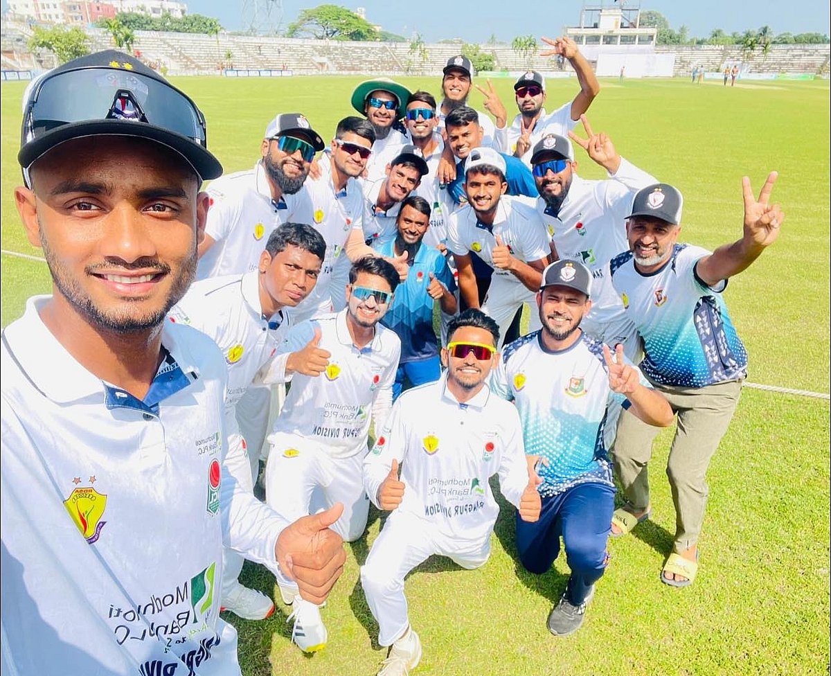 ইনিংসে ব্যবধানে জয়ের পর রংপুর বিভাগের খেলোয়াড়দের উদ্‌যাপন