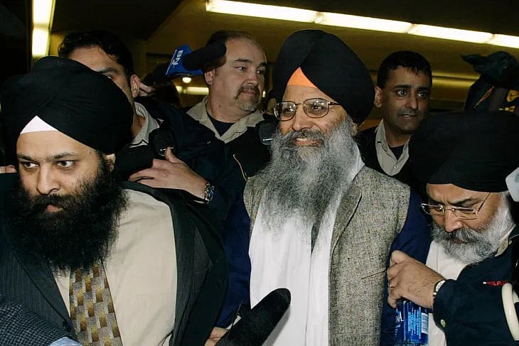 ২০২২ সালে কানাডায় শিখ ব্যবসায়ী রিপুধামান সিং মালিককে (মধ্যে) গুলি করে হত্যা করা হয়