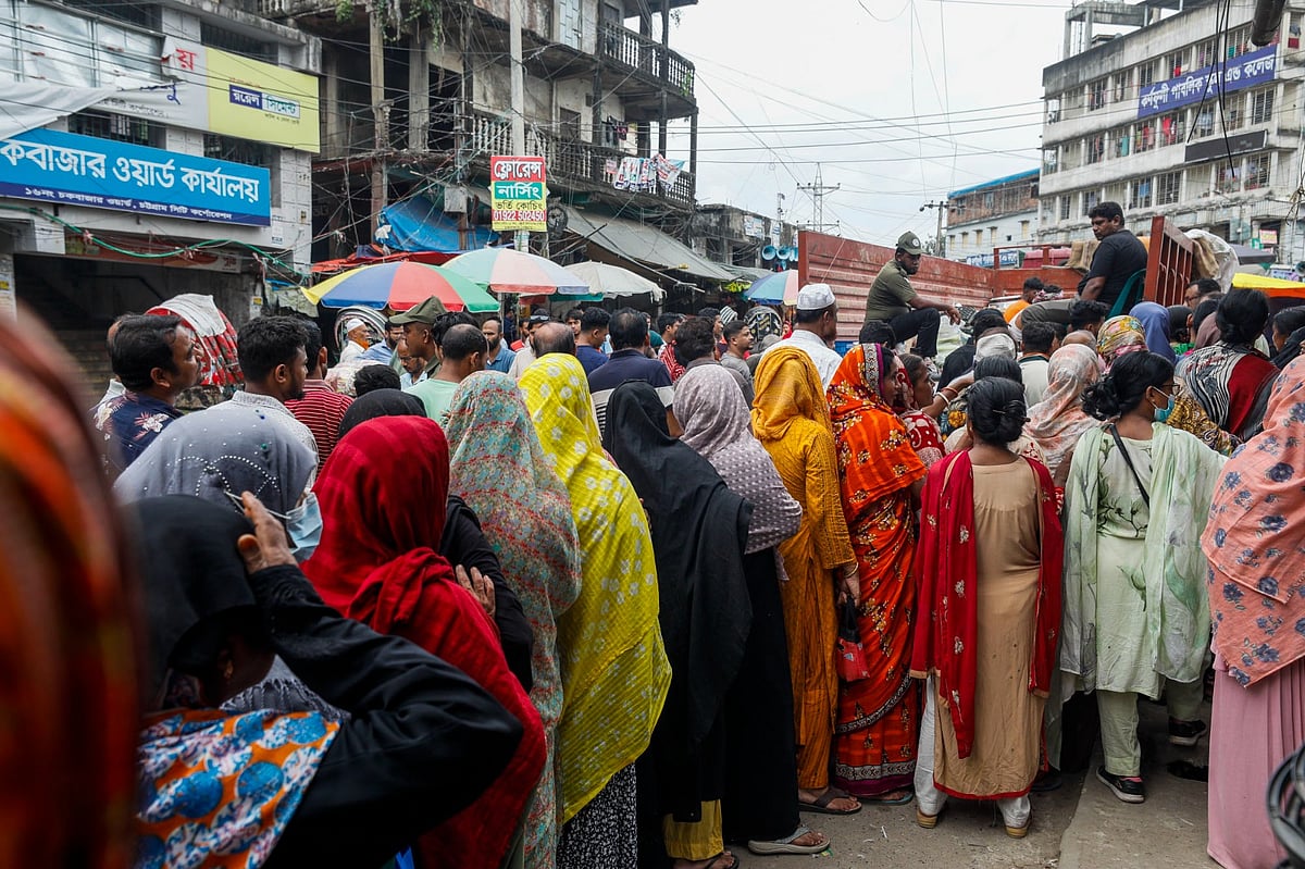 কৃষি বিপণন অধিদপ্তরের উদ্যোগে ভর্তুকি মূল্যে বিতরণ করা হচ্ছে ডিম, আলু, পেঁয়াজসহ তিনটি সবজি। তা কিনতে সেখানে ভিড় করেন বিভিন্ন শ্রেণির লোকজন। আজ বেলা ১২টায় চট্টগ্রাম নগরের চকবাজার কাঁচাবাজার এলাকায়