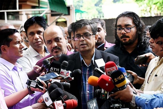 প্রধান উপদেষ্টার প্রেস সচিব শফিকুল আলম আজ বুধবার রাষ্ট্রীয় অতিথি ভবন যমুনার সামনে সাংবাদিকদের সঙ্গে কথা বলেন