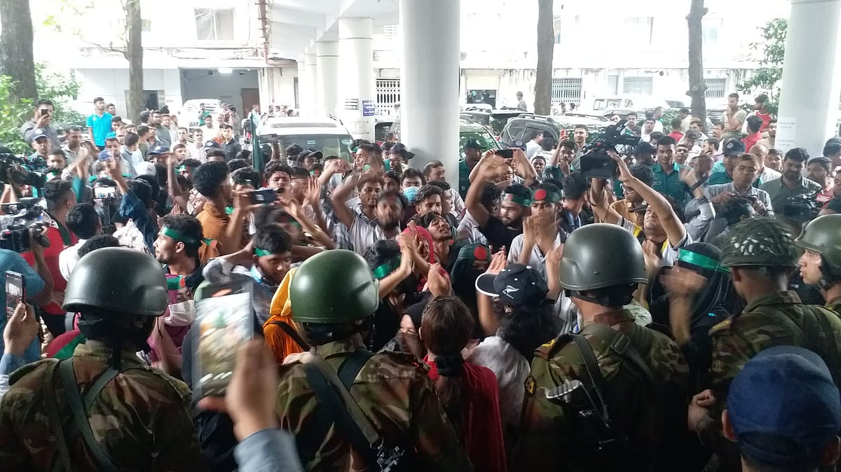 সচিবালয়ের ভেতরে ঢুকে শিক্ষার্থীদের বিক্ষোভ