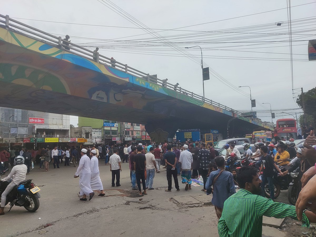 আজ বৃহস্পতিবার দুপুরের দিকে মহাখালীর আমতলী মোড়ে শিক্ষার্থীরা অবস্থান নিয়ে সড়ক অবরোধ করেন